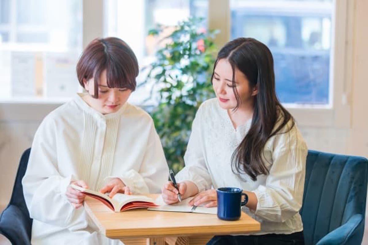 オフィスカジュアルとは？レディースの着こなし方を年代別にご紹介