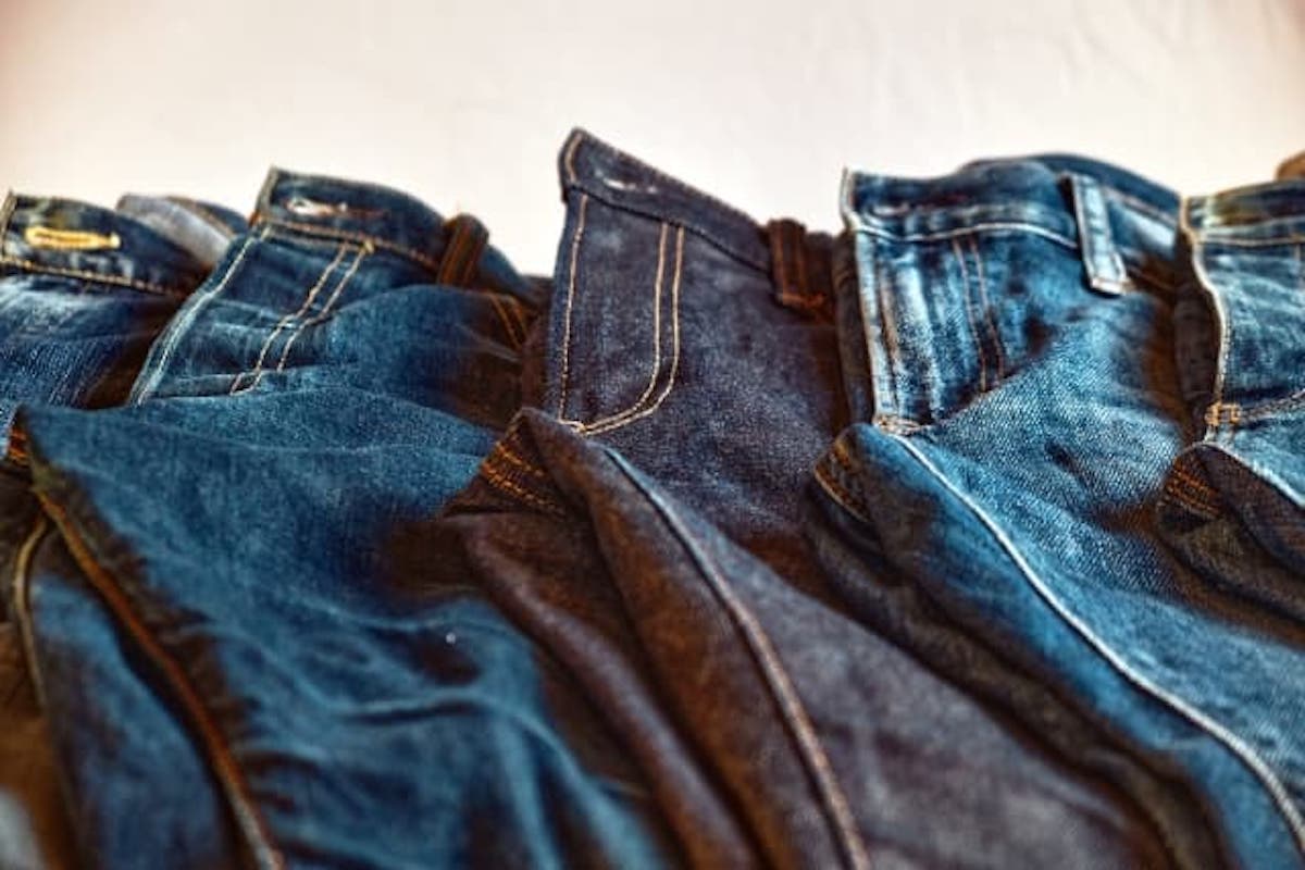 オフィスカジュアルにジーンズはあり？選び方やメンズ・レディース別に着こなし術もご紹介