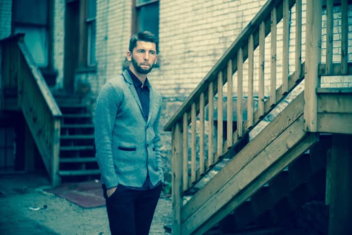 普段着でのカジュアルスーツの着こなし方や選び方のポイントを紹介