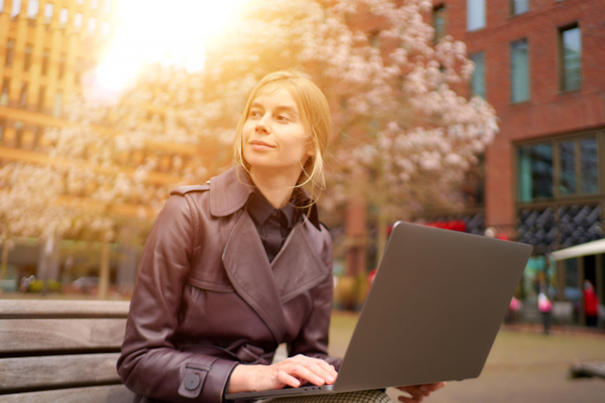 仕事ができる女性に！かっこいいレディーススーツのコーデ術