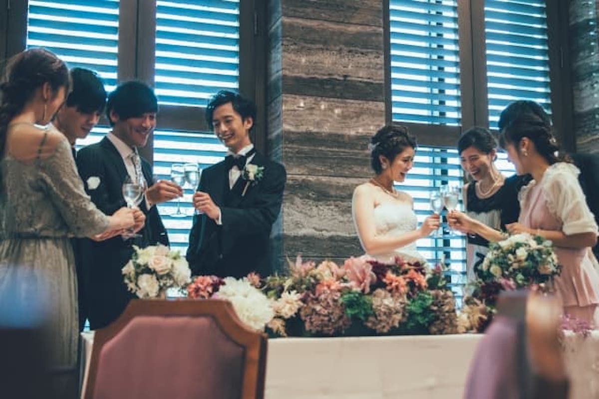 結婚式での女性の服装マナーとは？スーツを選ぶ際のポイント