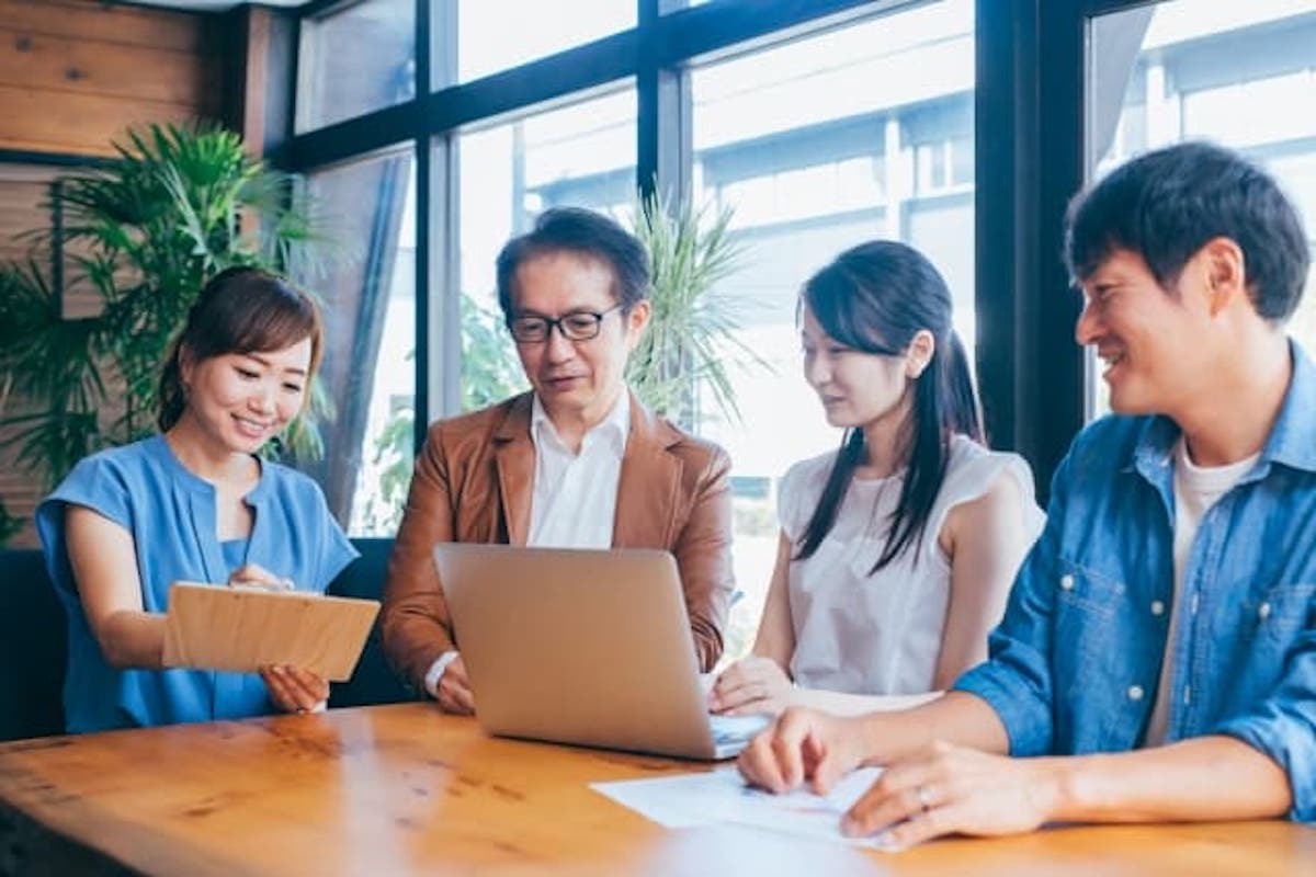 ジーンズ×ジャケットで作るビジネスカジュアルコーデのポイント