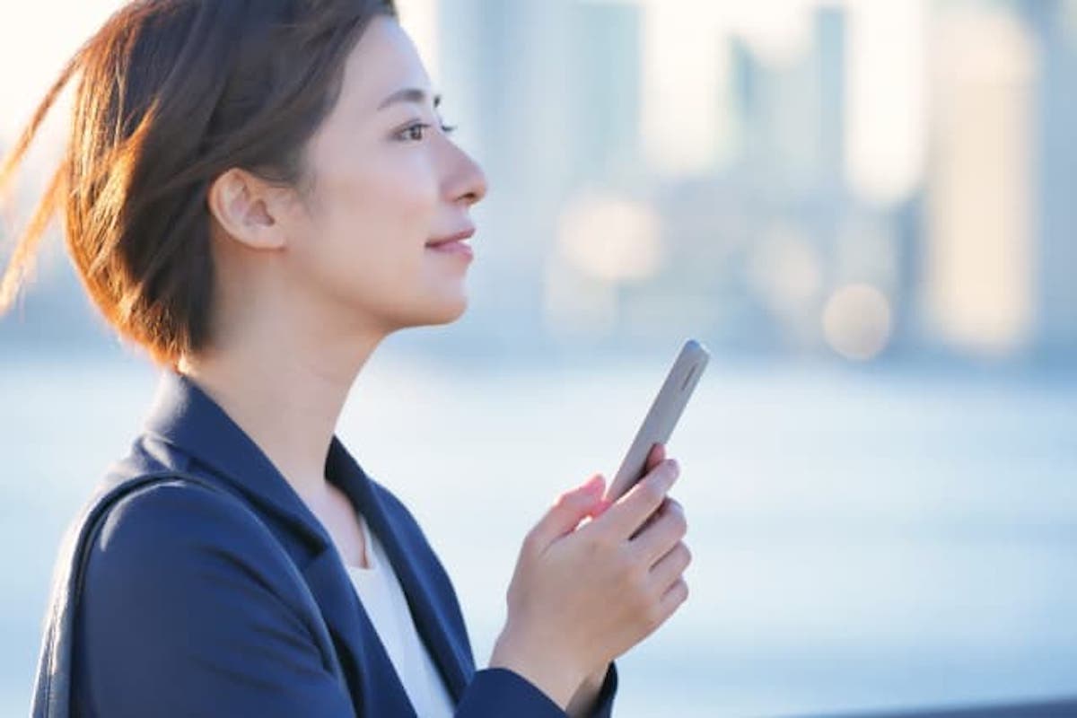 20代女性向け！レディーススーツの選び方と着こなし方のコツ